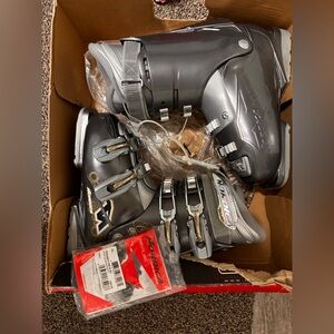 New Women’s Nordica one W 40 flex  275 mm ski boots 23.5 (women’s 6.5)